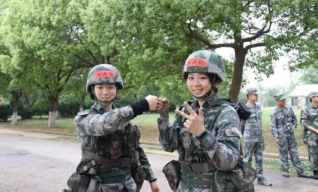 女兵当兵两年难熬吗？挑战与成长并存，女兵当兵两年的挑战与成长，经历与心路历程